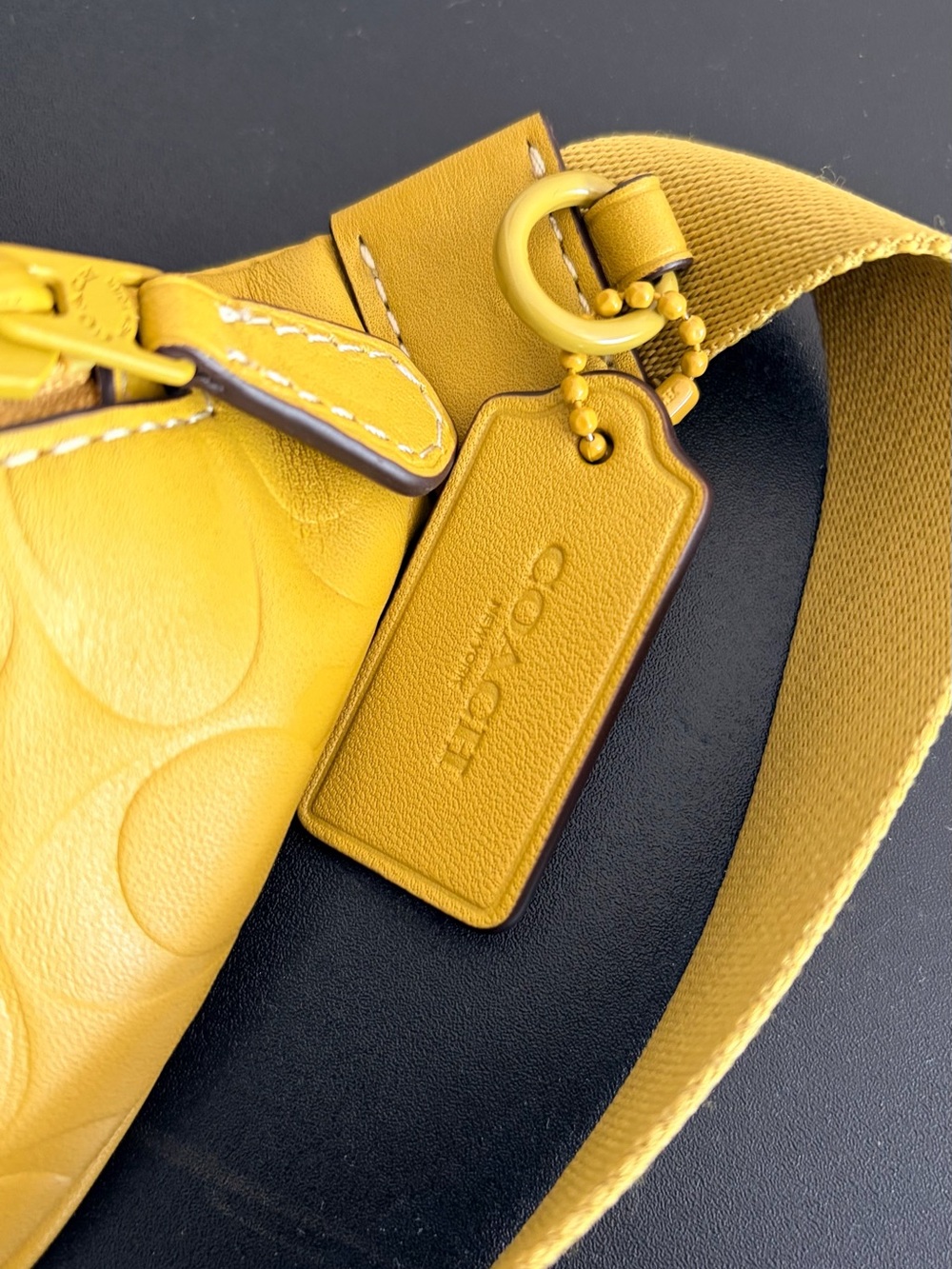 *pre-loved* COACH chartreuse signature belt bag - Picture 4 of 8